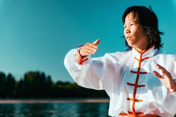 Comment la pratique régulière du tai-chi peut-elle contribuer à la gestion de l'arthrite chez les femmes ?