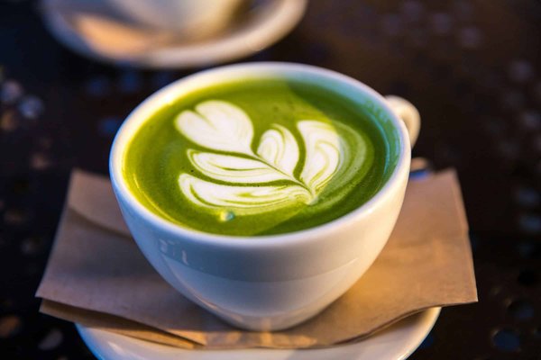 Comment la consommation de thé matcha peut-elle influencer le niveau d'énergie des femmes ?