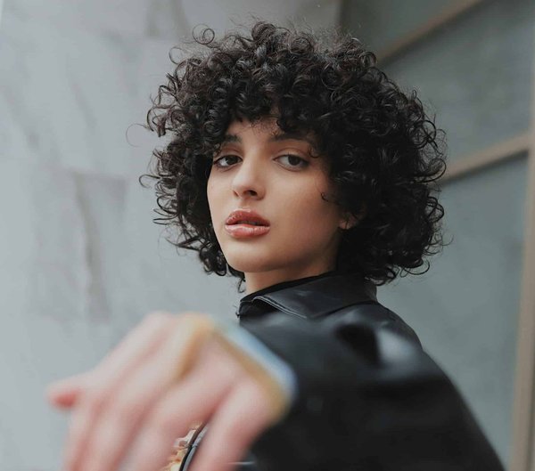 Quelle routine de soins nocturne est recommandée pour les femmes aux cheveux bouclés ?