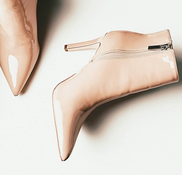 Est-il possible de porter des bottines à talons aiguilles avec un pantalon cargo pour un contraste stylé?