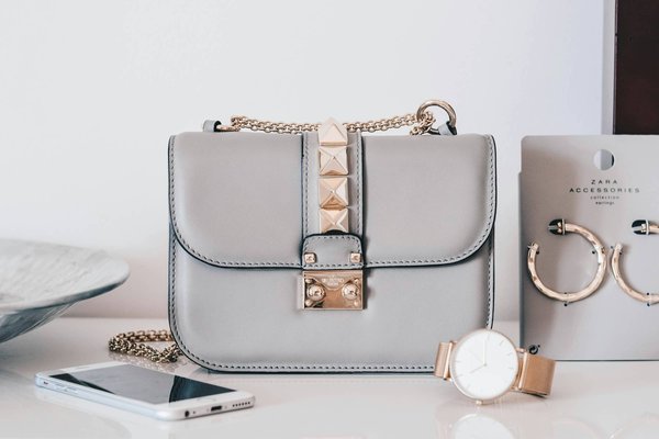 Comment assortir un sac à main en cuir verni à un look business féminin?